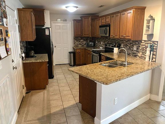 3rd image of 1402 Applebrook Dr