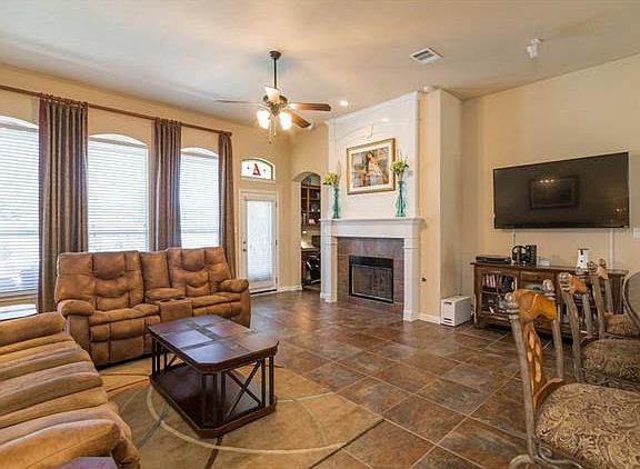 3rd image of 3337 Goldenoak Cir