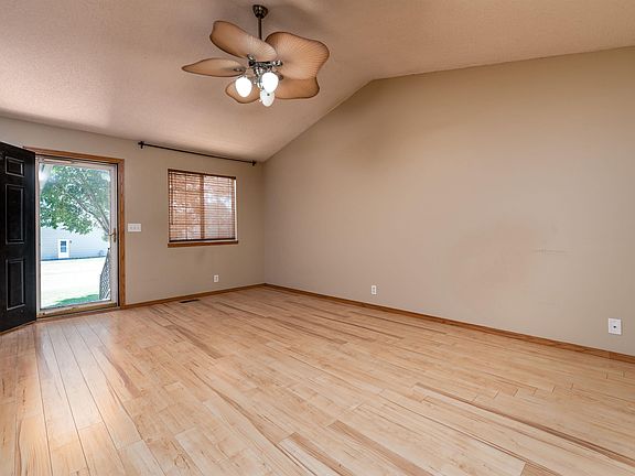 3rd image of 928 Cedar Point Cir
