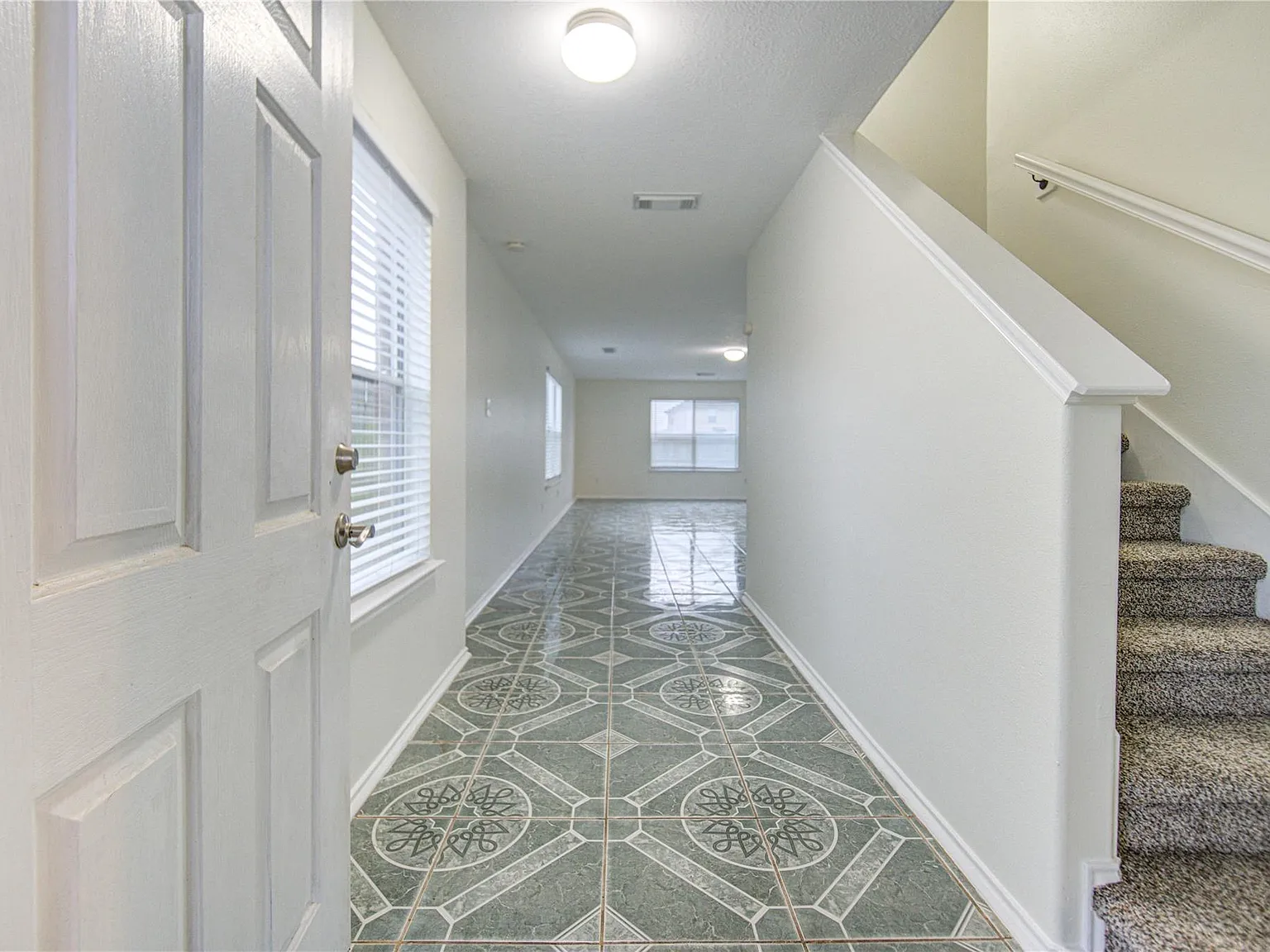 4 bed, 2.5 bath, 2360 sqft, $2,400 — Photo 3