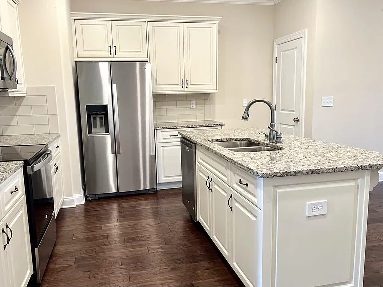 594 Vinings Dr — Photo 3