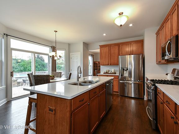 5th image of 700 Thompson Ave