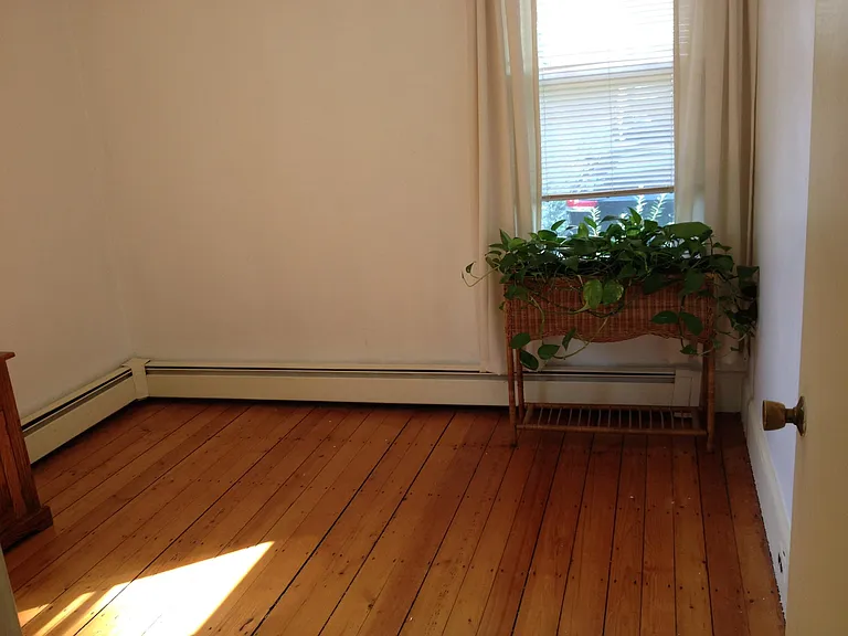 Small Bedroom (9'7" x 9'9")
Accommodates queen-size bed.