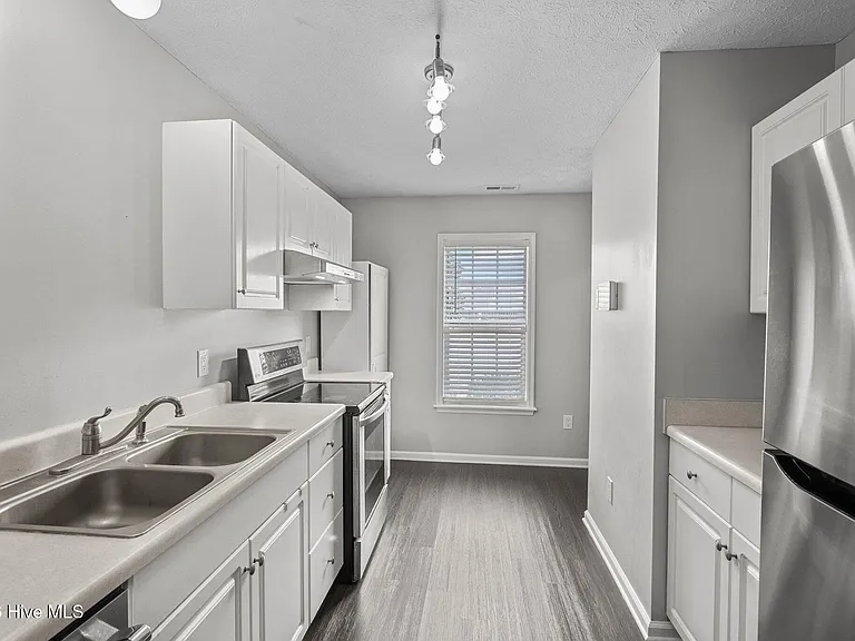225 John Ct — Photo 4
