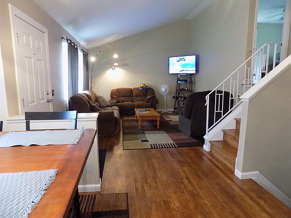 3rd image of 708 W Hively Ave