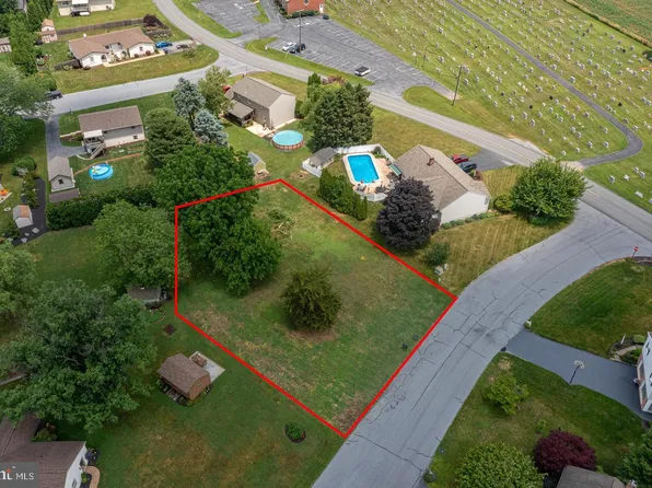 734 Pleasant Dr, New Holland, PA 17557