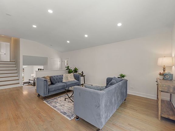 3rd image of 778 Barberry Rd