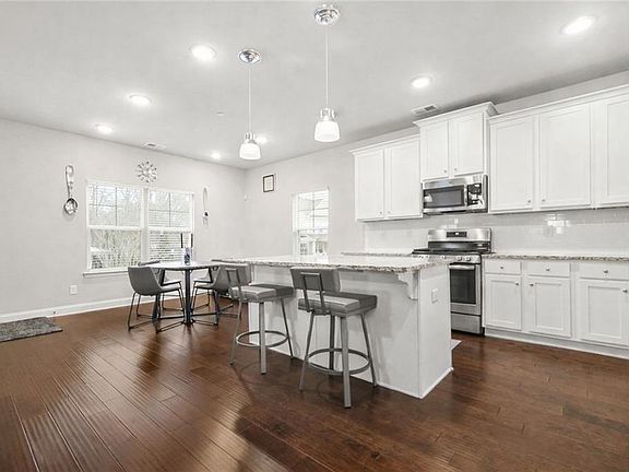 5th image of 833 Jensmith Ave