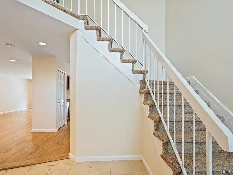 90 Foxwood Dr — Photo 2