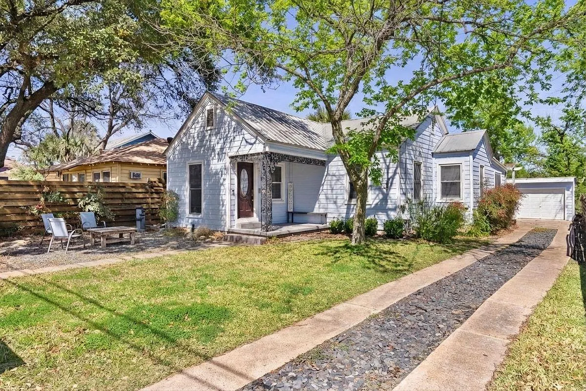 3 bed, 2.5 bath, 1661 sqft, $3,900 — Photo 1