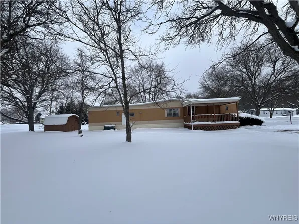 15 Valley Dr, Great Valley, NY 14741