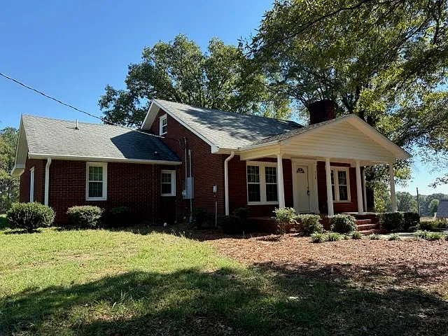 3 bed, 2.0 bath, 2259 sqft, $2,000 — Photo 3