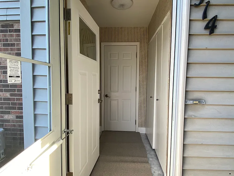 914 Van Buren Ct — Photo 2