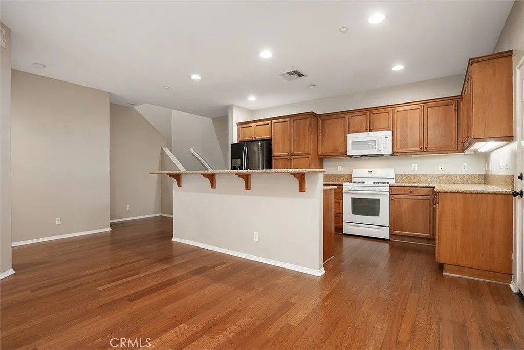 3 bed, 3.0 bath, 1911 sqft, $4,700 — Photo 4