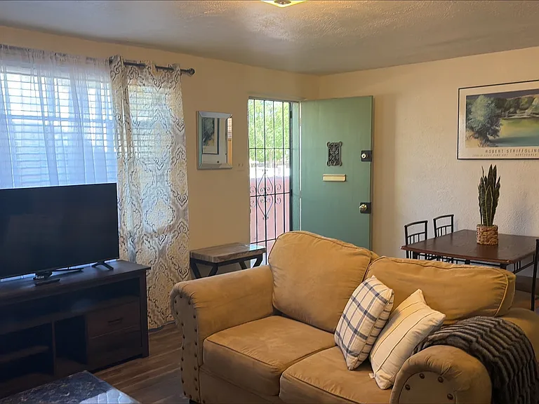 Quality & Updated 2 Bedroom Just Blocks to Pres. Hospital & & UNM — Photo 17