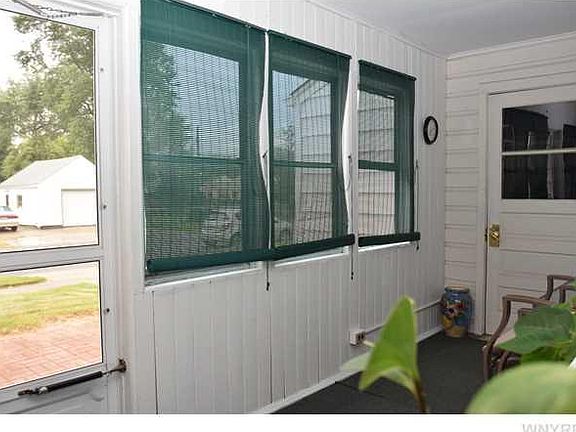 3rd image of 256 Woodridge Ave
