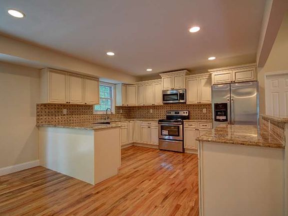 5th image of 9 Larsen Ave