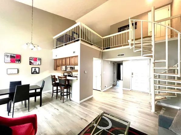 9034 S Pointe Ridge Ln, Bloomington, IN 47401