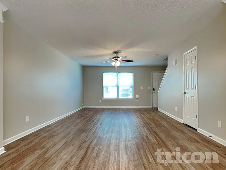 121 Eagle Pointe Dr — Photo 2