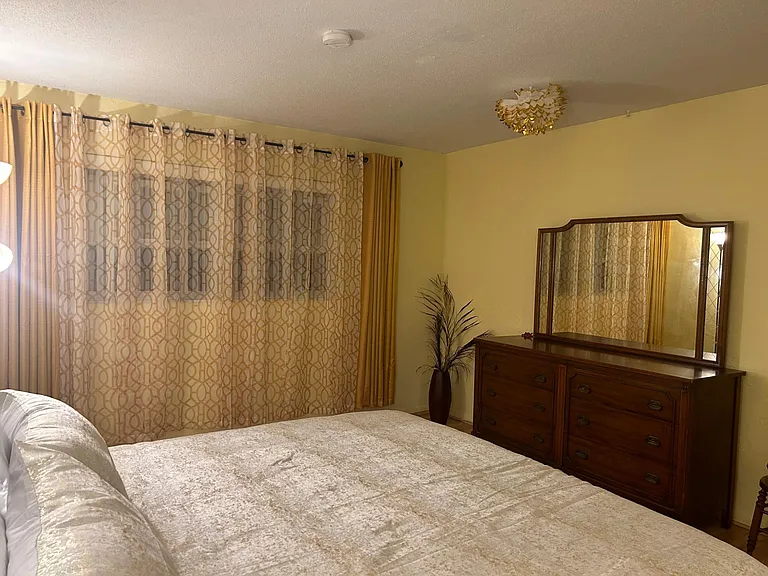 King size bedroom
