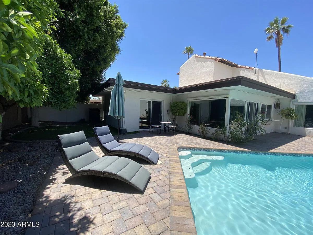 1061 E Segovia Dr — Photo 1