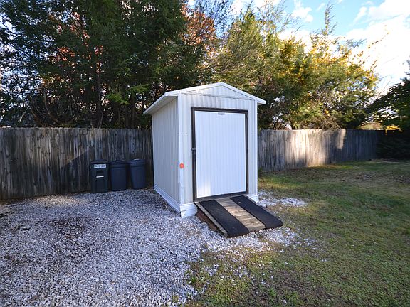 5th image of 1807 Windsor Dr