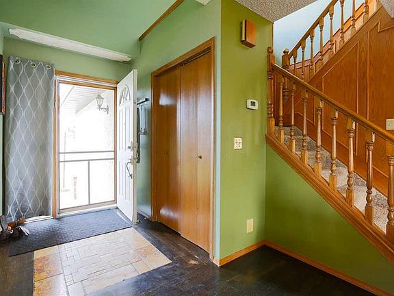 3rd image of 89 N Athabasca Cres