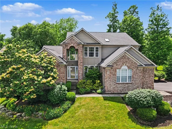 532 Covington Ln, Chagrin Falls, OH 44023