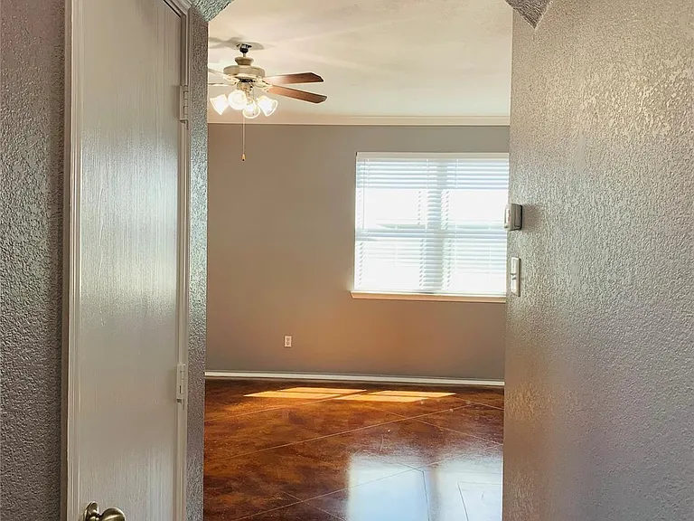 2304 Aldergate Dr — Photo 2