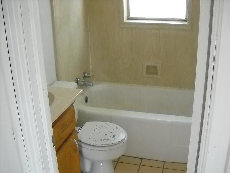 2nd image of 1414 N Manhattan St
