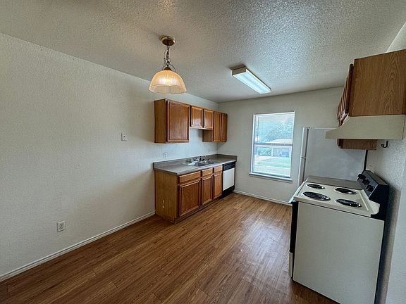 4th image of 1906 Windward Dr #B