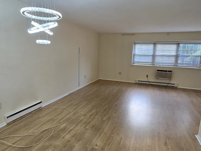 142 E Maple St #1 — Photo 3