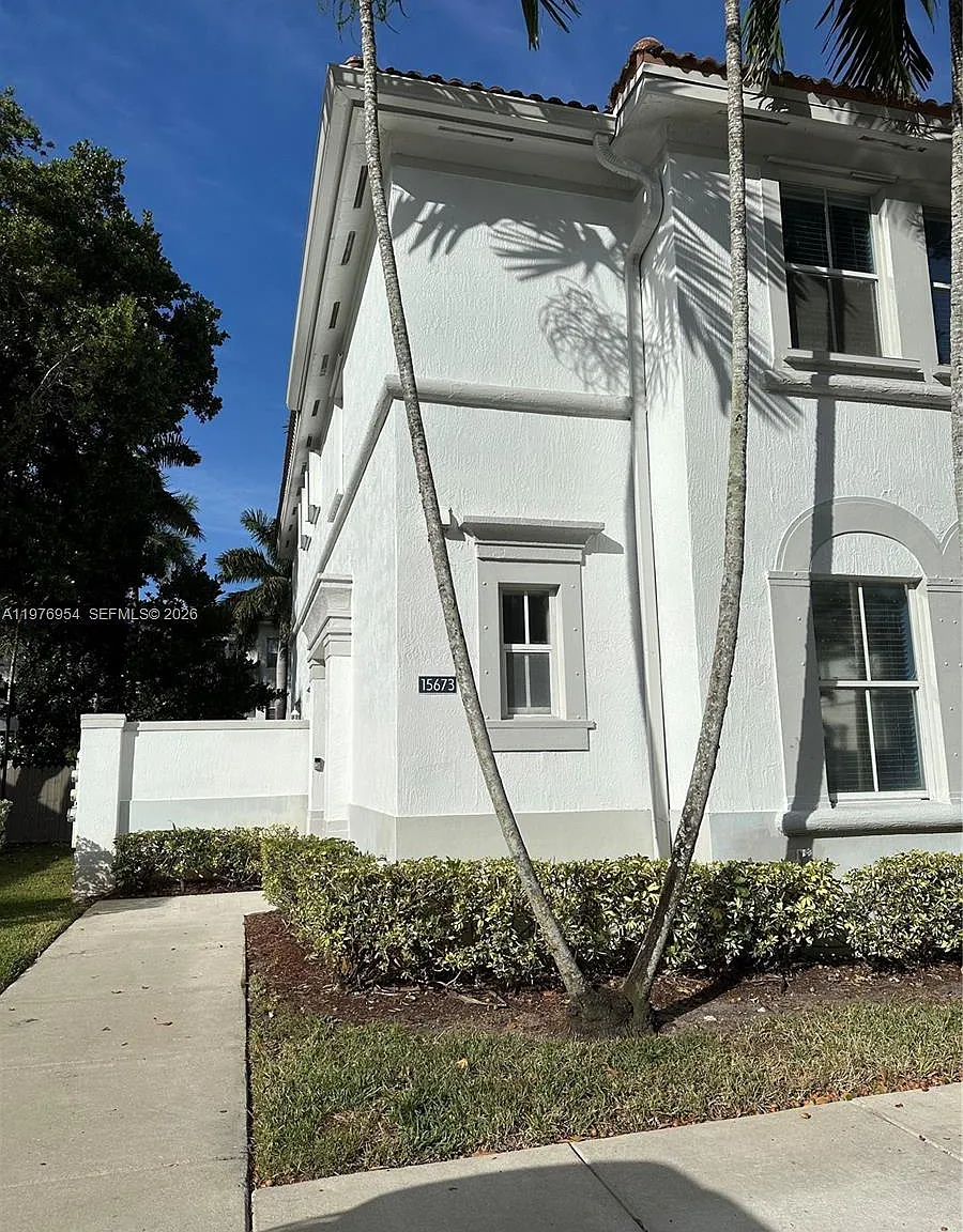 SW 39th St, Hollywood — Photo 1