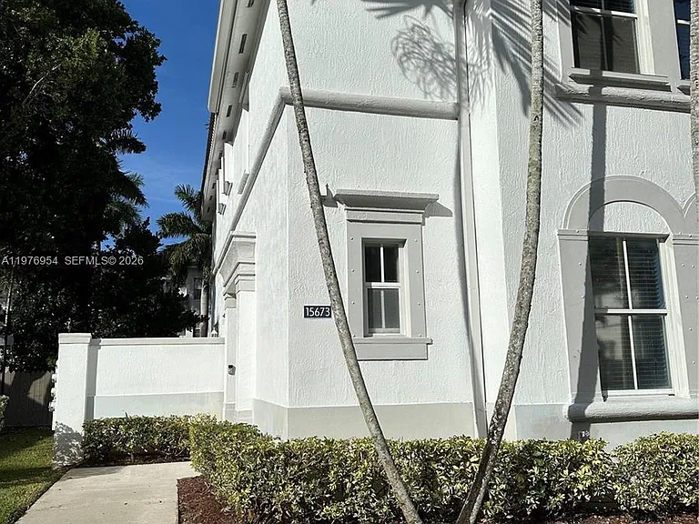 SW 39th St — Photo 1