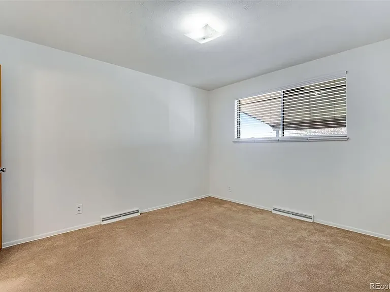 1628 S Locust St — Photo 16