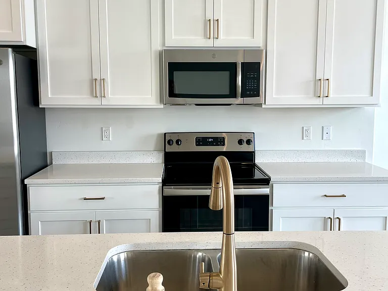 412 S 700 W — Photo 1