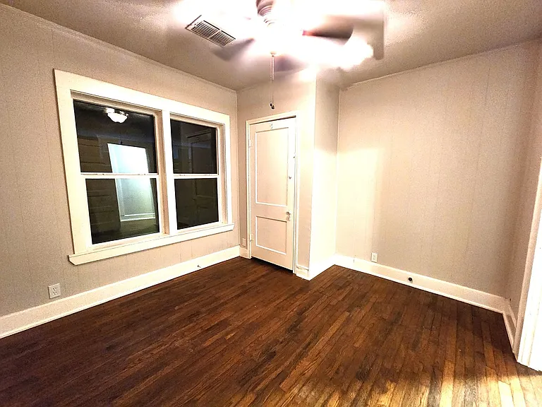 2114 N Elm St — Photo 23