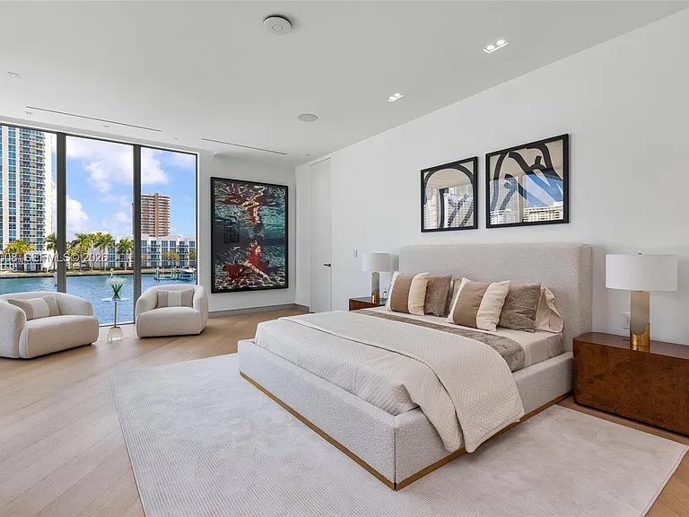 503 Palm Dr — Photo 37