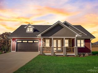 93 Maple Knoll Dr, Hendersonville, NC 28792