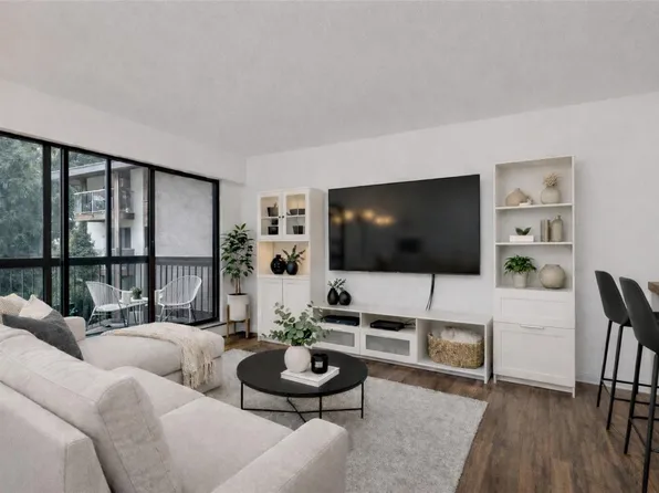 1005 McKenzie Ave #302, Saanich, BC V8X 4A9