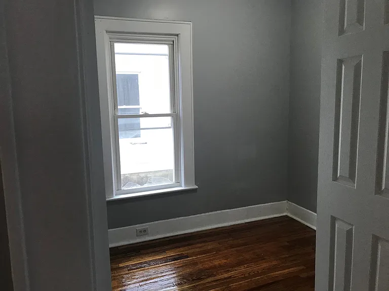 841 E 4th St — Photo 7