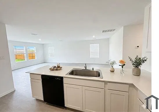 4 bed, 1720 sqft, $2,699 — Photo 4