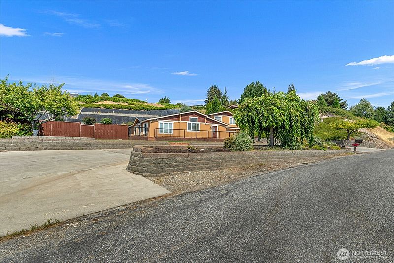 2nd image of 390 Sunnyslope Heights Road