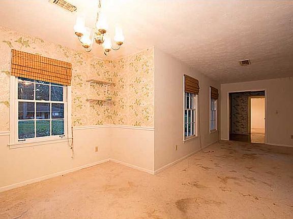 5th image of 215 Lancelot Way