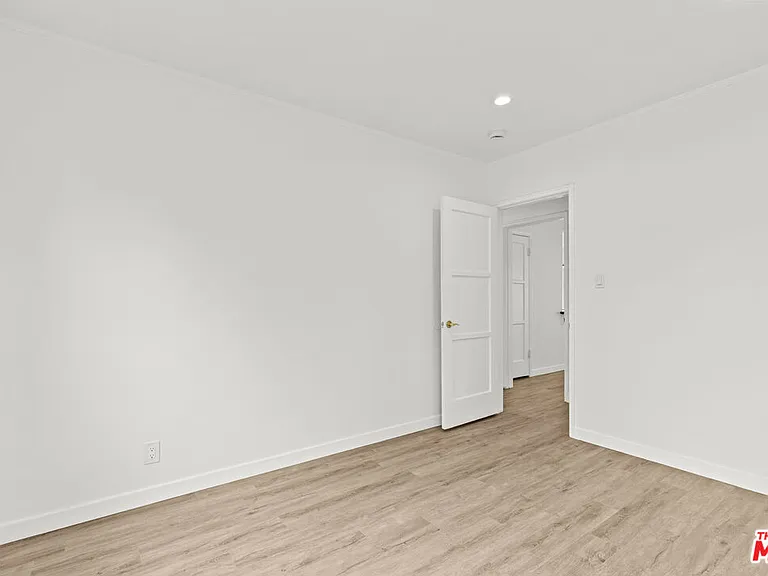 544 1/2 N Genesee Ave — Photo 12