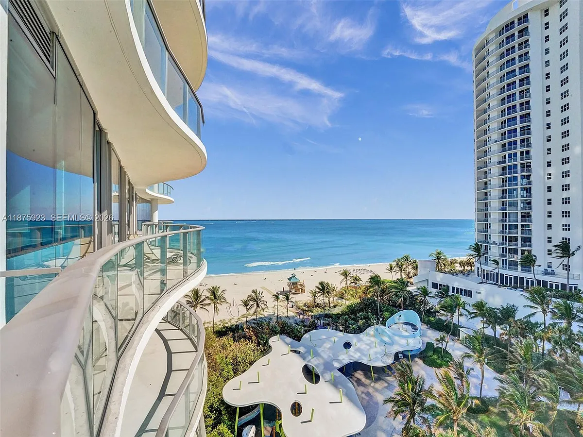 Building Photo - 17475 Collins Ave #503