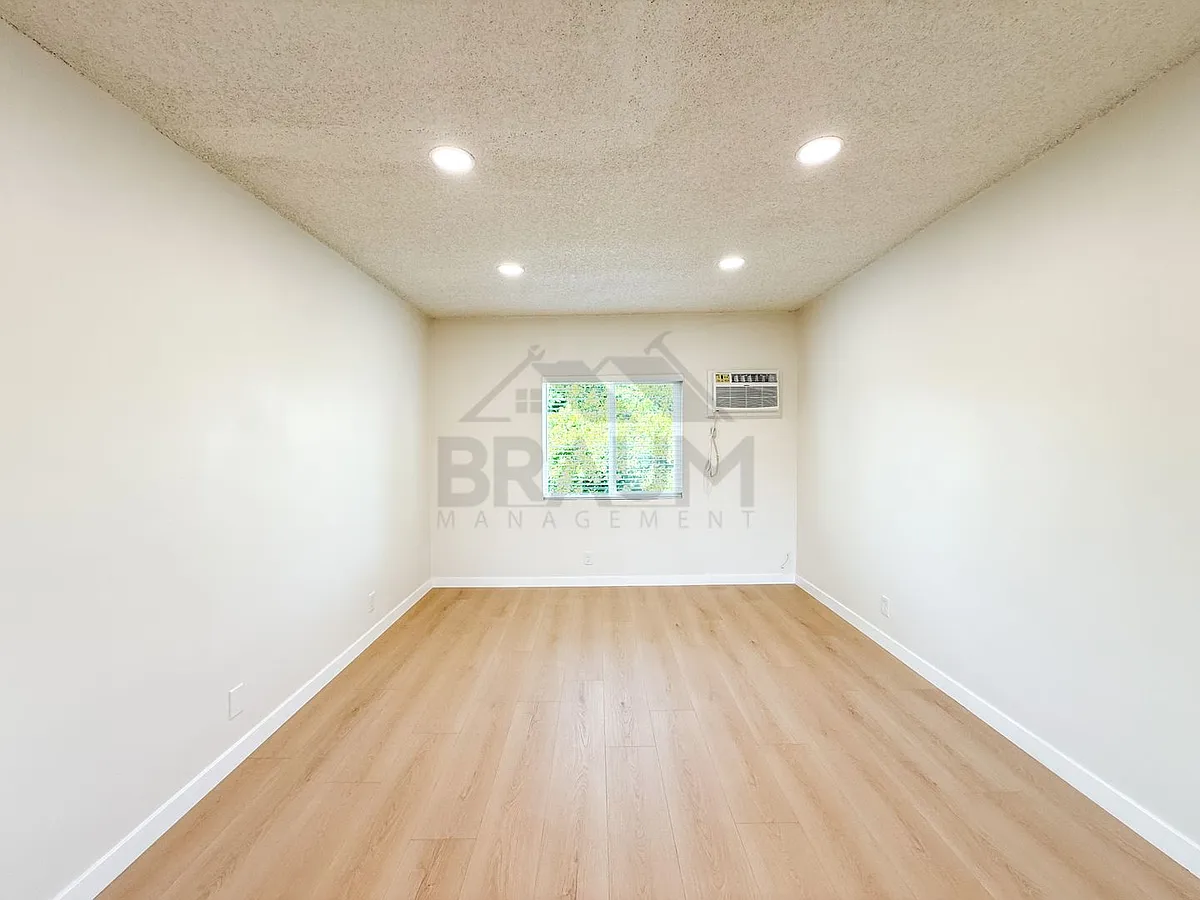 Building Photo - Villa East at Oxnard St.