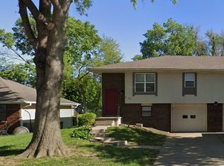 3211 Squire Ln, Country Club, MO 64506