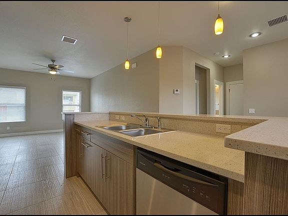 5th image of 410 Thorn Ave APT 12
