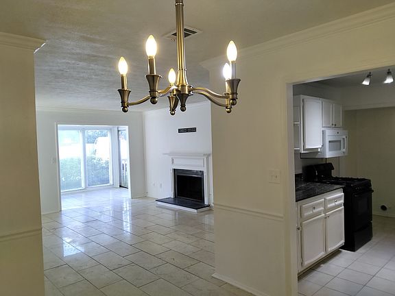4th image of 701 Augusta Dr #701